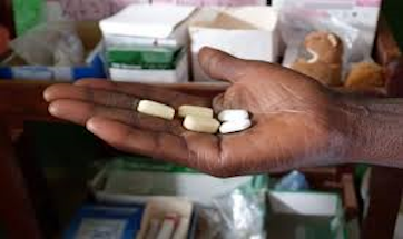 médicaments se trouvant dans une main tendue