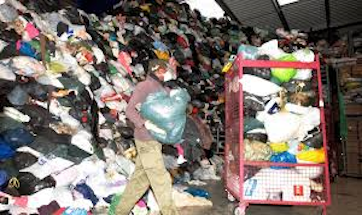 Africain travaillant dans un centre de tri de vêtements